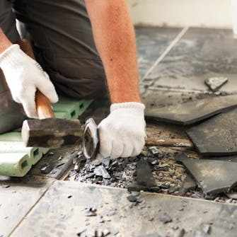 Flisen og fugen rundt den fjernes forsiktig Flisen og fugen rundt den fjernes forsiktig